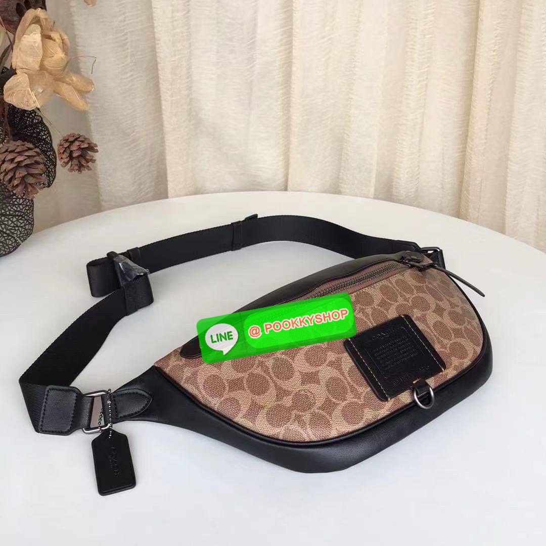 Coach 40345 Rivington Belt Bag In Signature Canvas สายแฟต้องร้องว้าว “ลายมีอยู่ทั่วไป…แต่ลายที่มี C อยู่ด้วย ใครเห็นก็รู้ว่า ‘เท่แบบ Coach’” Coach Charter Belt Bag ลาย C สุดเก๋ ทรงโค้งครึ่งวงรี คาดอกได้เท่ คาดเอวก็เก๋ ใครใส่ก็หล่อดูดี มีเอกลักษณ์เฉพาะตัว!