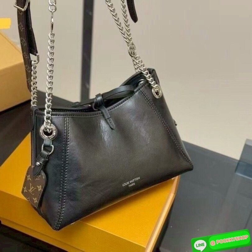 🕊️ พร้อมส่ง | LV CarryAll Vibe BB ใหม่ล่าสุด กระเป๋าสะพายทรงโท้ทไซส์เล็ก สวยหรูดีไซน์เรียบง่ายคลาสสิค ดูผู้ดี มาพร้อมใบลูกลายโมโนแกรมสุดไอคอนิก รูปทรงสวยตลอดกาล ใช้ได้กับทุกลุค ทุกโอกาส ภายในโล่งกว้างมาก ใส่ของสำคัญได้ครบแน่นอนจ้า