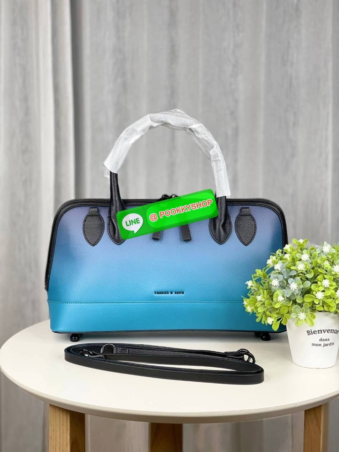 Charles&Keith แท้ Outlet กระเป๋าทรงโดม หรูหราดูไฮ มาพร้อมกับสายสะพาย สำหรับสะพายไหล่ เปิดปิดด้วยซิปคู่ ฐานตั้งอยู่ทรงใบใหญ่ จุของได้เยอะ