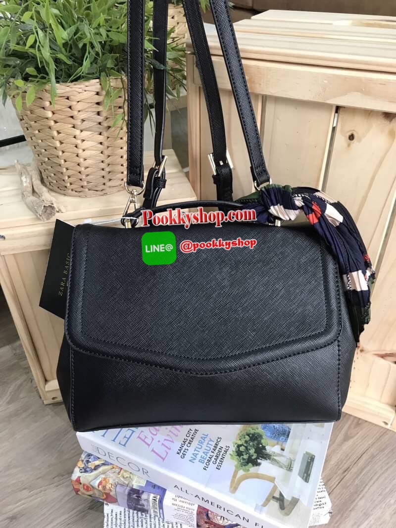 ZARA Convertible Backpack With Scarf กระเป๋าถือหรือสะพายรุ่นแนะนำดีไซน์เก๋วัสดุหนัง Saffiano สีดำอยู่ทรงสวยหรูสไตล์ PRADA โดดเด่นที่มาพร้อม Scarf พันหูหิ้วเเยกใช้ได้ เปิดปิดด้วยตัวล๊อคกด ด้านข้างมีกระดุมปรับขยาย ภายในมีโลโก้ สามารถใส่กระเป๋าสตางค์ใบยาวของ