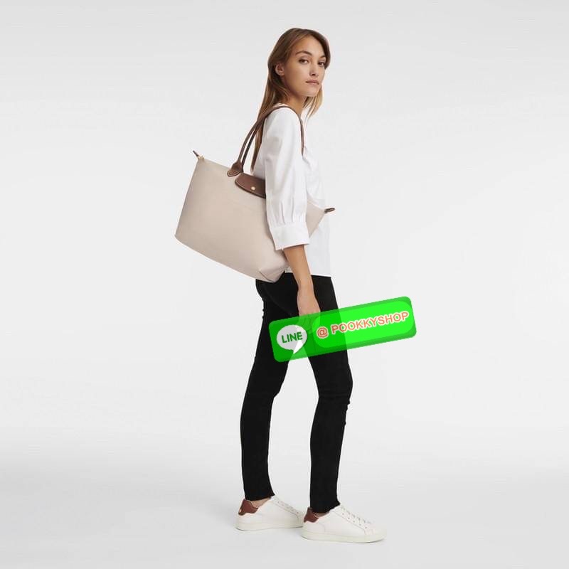 LONHGCHAMP LE PLIAGE ORIGINAL L TOTE BAG 🔖กระเป๋าสะพายไหล่ Le pliage ใบใหญ่ เรียบง่ายจุของได้เยอะ สามารถเก็บเอกสารหรือแล็ปท็อปได้คะ 🔖วัสดุ:ไนลอนเคลือบ 🔖เปิด-ปิดด้วยซิป ภายในกว้าง มีช่องลับแยกคะ 🔖สามารถพับเก็บได้พกพาสะดวกคะ