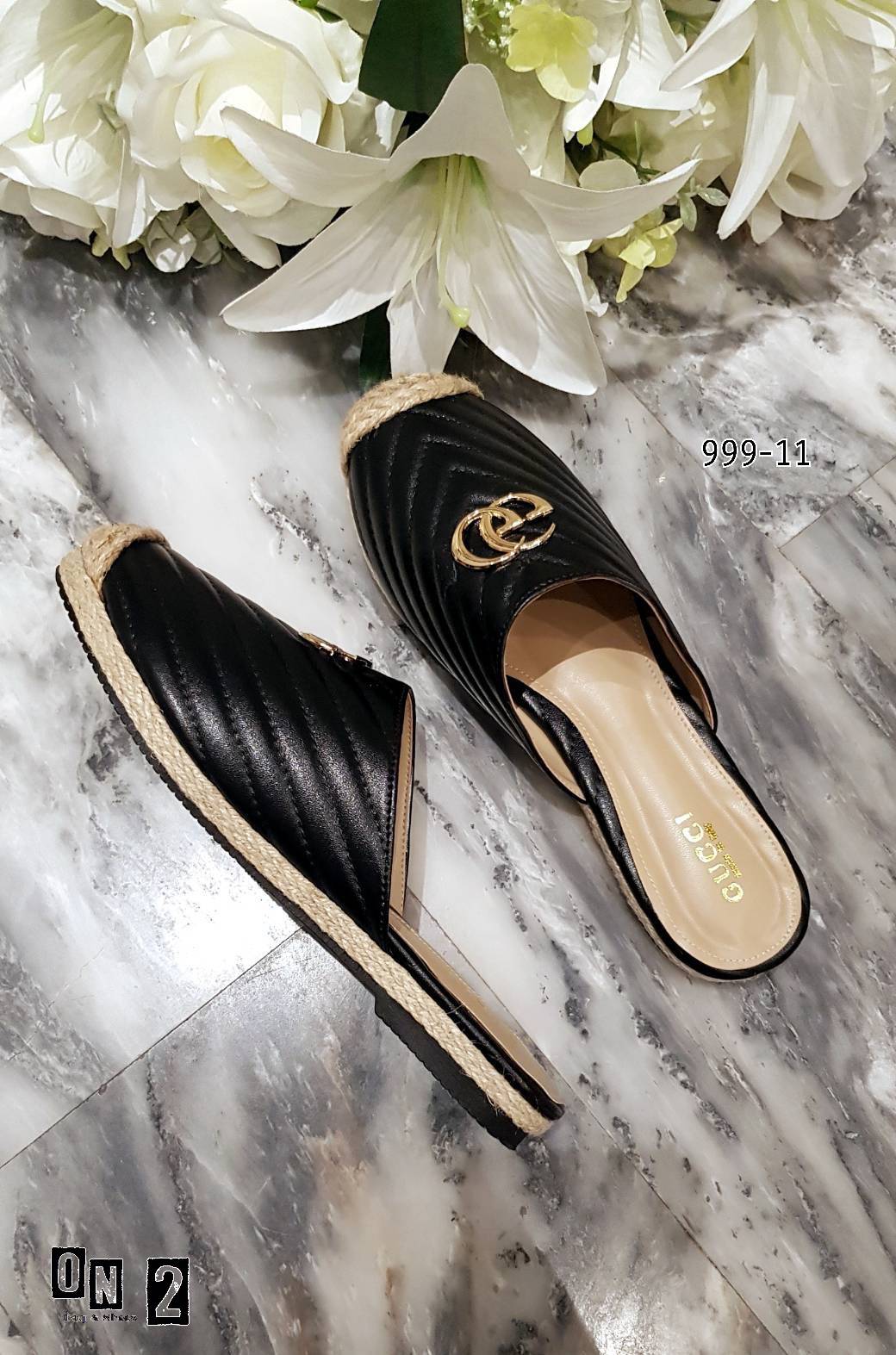 chevron shoes คัชชูเปิดหลังหนังปั้มแบรนด์กุชชี่ หน้าติดโลโก้ หนังPuแต่งลาย chevron ซอฟในนุ่มใส่สบาย พื้นปั้มคะ มา 2 สี