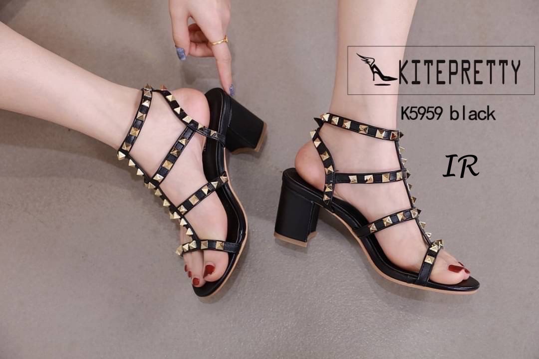 แบบขายดีมาก!!! พร้อมส่ง อะไหล่ขาดไปหลานเดือน Style Valentino หนังเงานิ่มแต่งอะไหล่หมุดงานตอกอย่างดี สายรัดข้อตะขอเกี่ยวปรับได้ ส้นสูง 3 นิ้ว ใส่สวย เปรี้ยว เฉี่ยว สะดุดตา เป็นอีก 1 คู่ที่จะกลายเป็นไอเท็มโปรดสำหรับสาวๆ