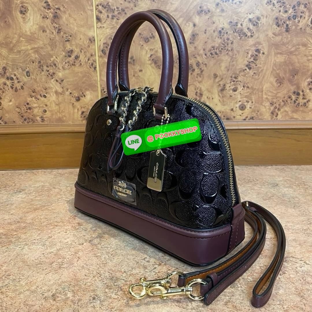 Coach MINI SIERRA SATCHEL IN SIGNATURE DEBOSSED PATENT LEATHER (COACH F55450) หนังกรวดและหนังสิทธิบัตร ด้านในมีซิปและกระเป๋าเอนกประสงค์ ปิดด้วยซิป ซับในด้วยผ้า หูหิ้วพร้อมสายสะพายยาว 3 1/2" สายสะพายถอดได้ขนาด 21 1/2" สำหรับสะพายไหล่หรือสะพายครอส