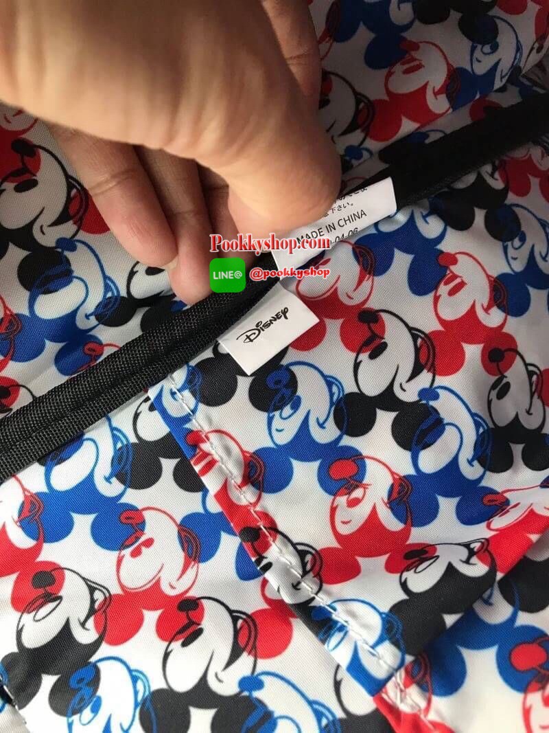 ANELLO MICKEY LIMITED EDITION DT-G001รุ่น Classic เป็นการทำงานร่วมกันระหว่าง Anello กับDisneyอีกครั้ง ภายใต้ตัวการ์ตูนมิกกี้ คอลเลคชั่นพิเศษ กระเป๋าเป้สะพายหลัง วัสดุ polyester ที่มีความหนาแน่นสูงที่เป็นที่นิยม พิมพ์โลโก้Anelloสีขาวบนด้านบนหน้ากระเป๋า ให้