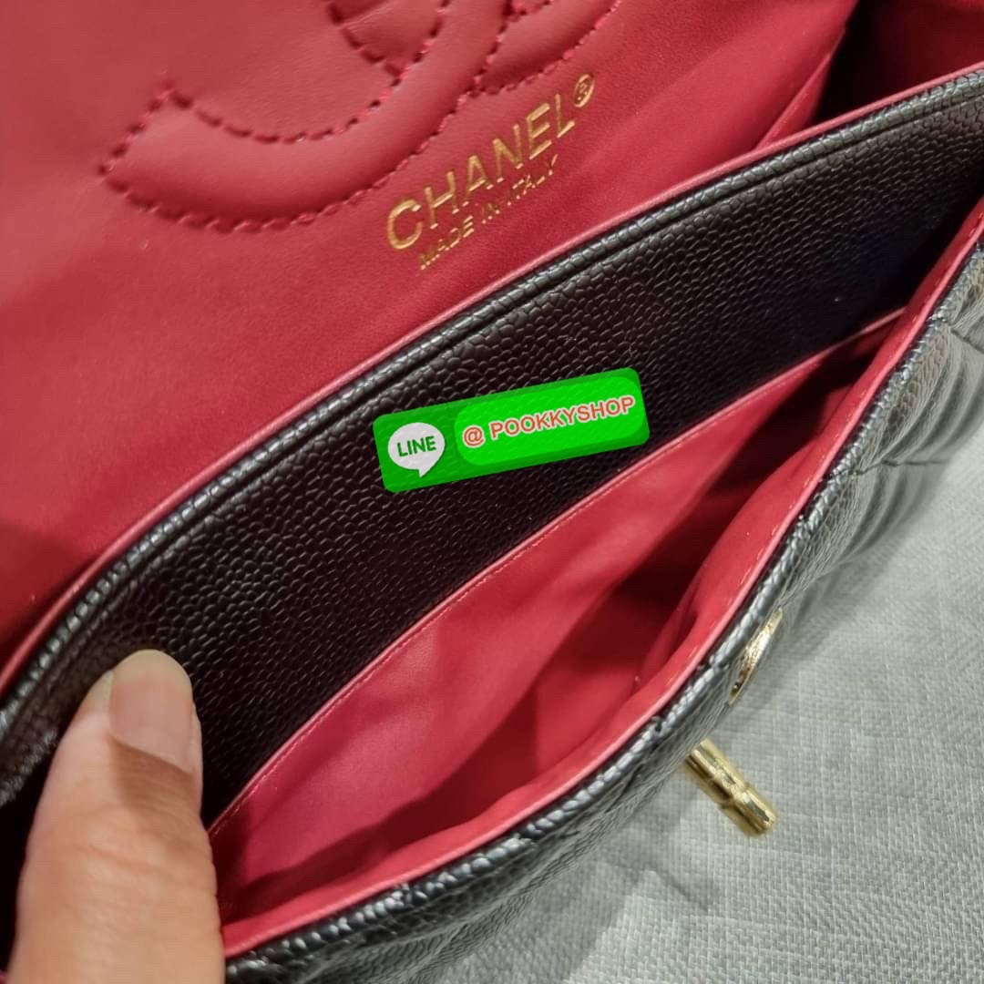 RESTOCK!! HOT ITEM!! Chanel premium for gift กระเป๋าสะพายหนังสังเคราะห์ลายคาร์เวีย อะไหล่พร้อมโซ่สะพายสีทอง ตัดกับกระเป๋าได้อย่างลงตัวและโดดเด่น เปิด-ปิดกระเป๋าด้วยตัวบิดล็อค ภายในกระเป๋ามีฝาปิดอีก 1 ชั้น บุหนังสีแดงโลโก้เด่น คม ชัด!! มีช่องโล่งกว้างจุของ