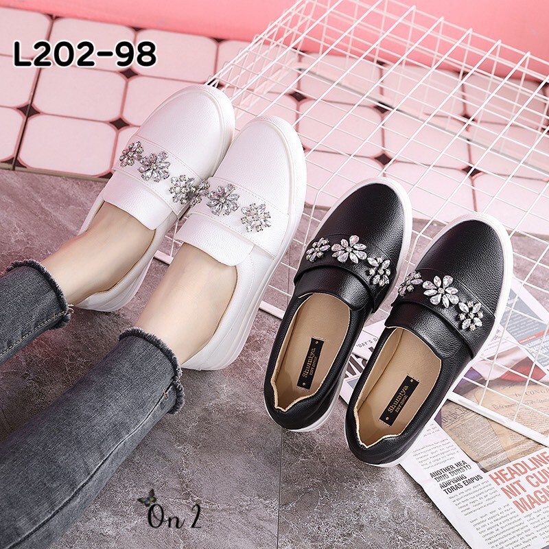 แบบใหม่ รองเท้าผ้าใบหนัง งานแฟชั่นสไตล์แบรนด์คู่นี้หนังนิ่มนะจ๊ะ ทรงสวยหน้าประดับคลิสตัลรูปดอกไม้ด้านในนิ่ม ใส่สบายพร้อมส่ง2สี