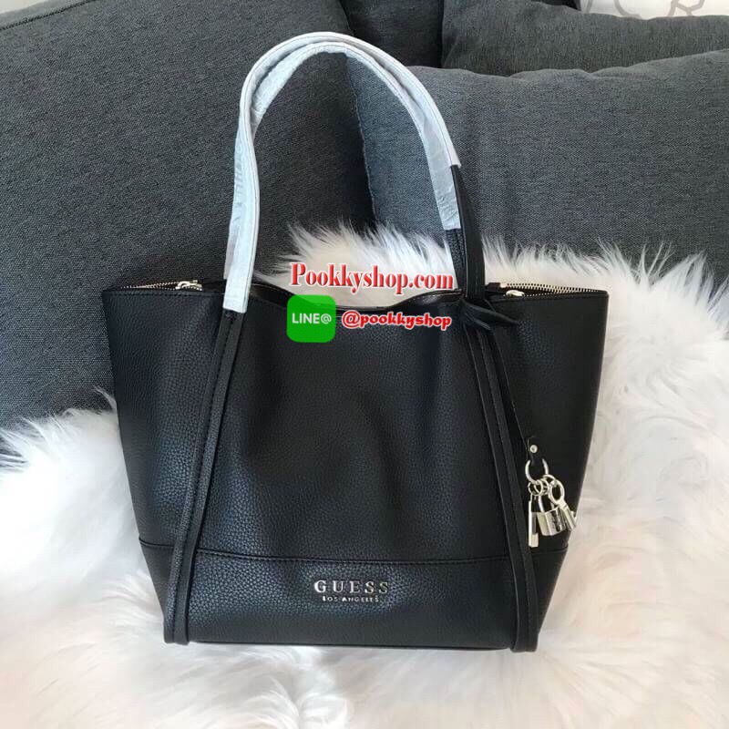 GUESS HEIDI HAMMERED EFFECT BAG 2 in 1กระเป๋าสะพายจาก Guess factory วัสดุ PU คุณภาพดี นิ่ม น้ำหนักเบา ด้านหน้าประดับด้วยโลโก้แบรนด์สุดหรู เปิดปิดกระเป๋าด้วยกระดุมแม่เหล็กและซิป ด้านในโล่งกว้างมีช่องสำหรับใส่ของด้านข้างกระเป๋าเพิ่มอีก2ช่องใช้งาน รุ่นนี้มาพ