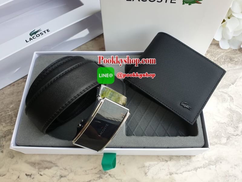 ลาคอส CLASSIC PETIT PIQUE Belt & Wallet Set !!! ซื้อ1ได้ถึง 2 ใบ เซตสุดคุ้ม!! มาพร้อมกล่องสุดหรู กระเป๋าเงินใบสั้นพับสองตอน ลายเปอติปิเก้ มีช่องใส่การ์ด ช่องใส่ธนบัตร บุซับในด้วยผ้าคอตตอน และ ด้านอกวัสดุ Pvc ลายเปอติปิเก้แต่งกระเป๋าด้านนอกกระเป๋า เข็มขั