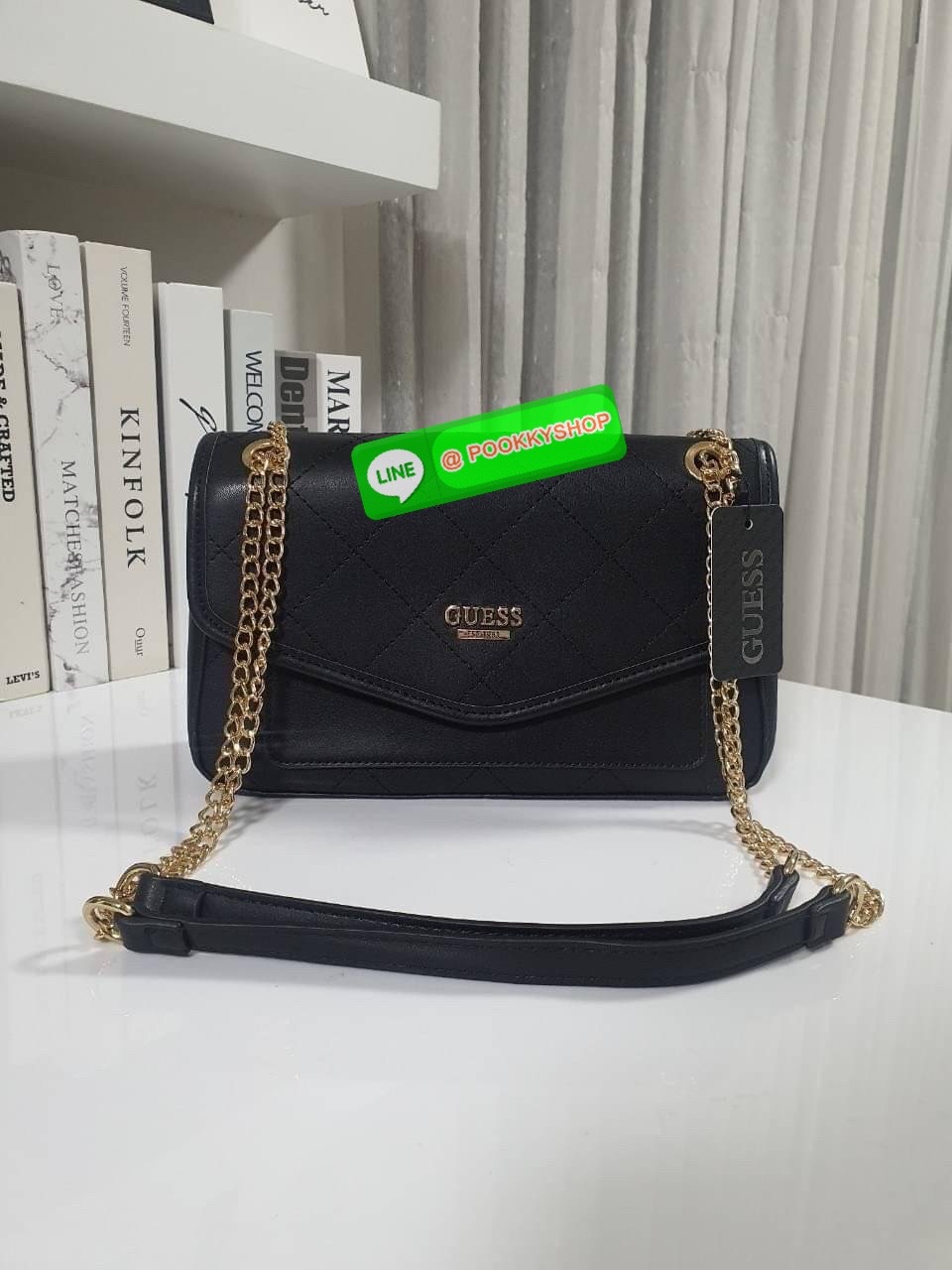 รุ่นใหม่ล่าสุด! พร้อมส่งครบสี GUESS ALENNA QUILTED FLAP CROSSBODY กระเป๋าสะพายไหล่&ครอสบอดี้ หนังสวยหรู อะไหล่ทอง เปิดปิดด้วยกระดุมแม่เหล็ก มีช่องเล็กด้านหน้าหนึ่งช่อง ด้านในใส่กระเป๋าสตางค์ยาว มือถือได้ทุกรุ่น พร้อมช่องซิปแยกให้ มาพร้อมสายสะพายไหล่ปรับได