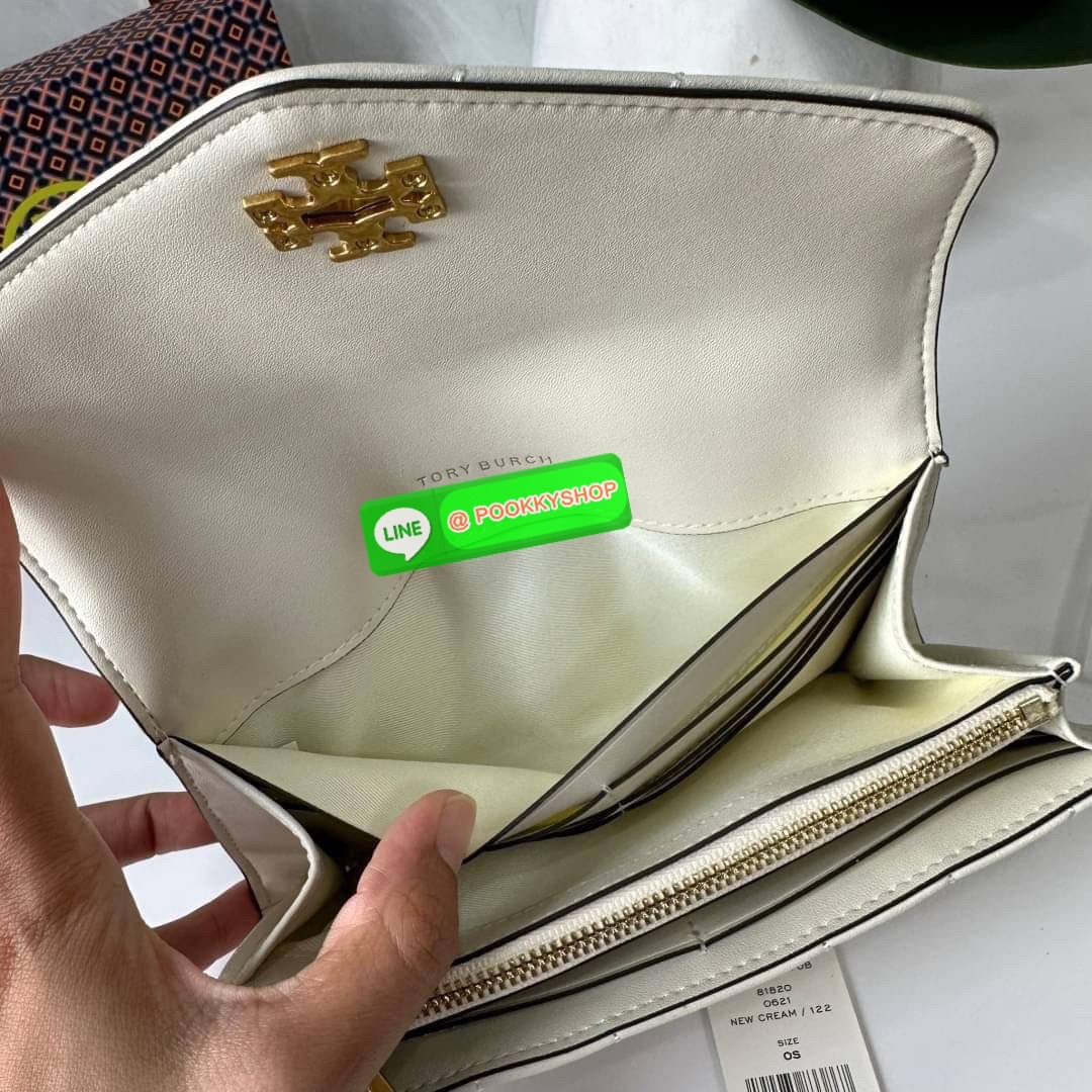 TORY BURCH KIRA CHEVRON POUCH KEY FOB 📍กระเป๋าสตางค์ใบยาว รุ่นใหม่ ทรงคลาสสิค 📍เปิด-ปิดด้วยอะไหล่บิดล็อค 📍ภายในมีช่องซิปตรงกลางสำหรับใส่เหรียญ ช่องใส่ธนบัตรและช่องใส่บัตร 📍วัสดุหนังแกะแท้ 📍จัดระเบียบกระเป๋าสตางค์ได้