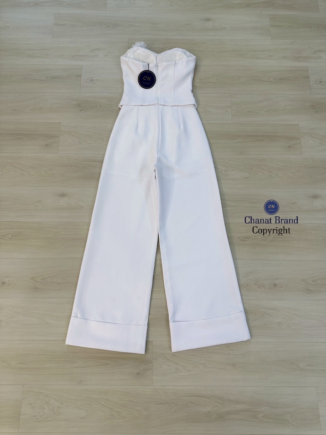 ชุดเซทแฟชั่น Set 2 ชิ้น เสื้อเกาะอกสีขาว ช่วงอกเสริมฟองน้ำ ด้านหน้าแต่งแถบกุ้นลาย (ซิปหลัง)