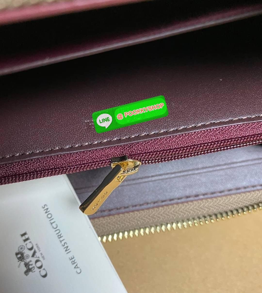 COACH ACCORDION ZIP WALLET IN SIGNATURE CANVAS กระเป๋าสตางค์ใบยาว ซิปรอบ ใช้งานง่าย ด้วยฟังค์ชั้น ด้านใน ใส่บัตรได้จุใจ มีช่องซิปใส่เหรียญตรงกลาง โดนใจหลายๆคนไปเรียบร้อยและคลาสสิค เรียบหรูดูแพงตลอดกาล ยกให้รุ่นนี้เลย