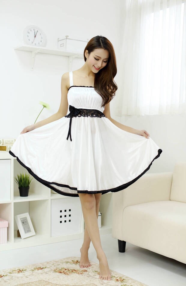 ชุดนอน ผ้าซาติน สีขาว เนื้อผ้าเกรด AAA แต่งลูกไม้ดำช่วงใต้อก แต่งขอบชายกระโปรง และขอบชุด แบบสวย สไตล์คุณหนู หรูๆเลยคะ (ซาตินเนื้อดี เนียนลื่น ไม่ซีทรูนะคะ) งานเกรดพรีเมี่ยมเลยคะ