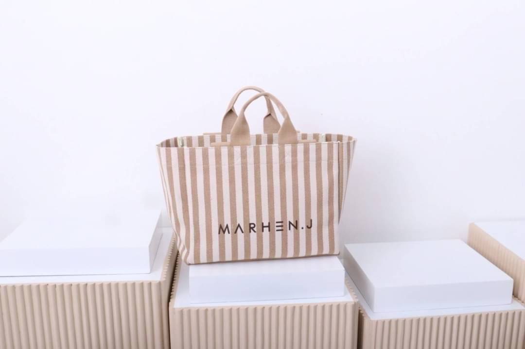 มาอีกรอบละจร้าาา 💥MJ ตัวใหม่ล่าสุด บอกเลยของมันต้องมี ใบใหญ่จุใจใส่ของได้จุกๆ ดีไซน์แบบ shopping bag ถือได้หิ้วได้ น่าร๊ากๆๆๆ เนื้อผ้าวัสดุอย่างดีและหนา มาตามคำเรียกร้อง...