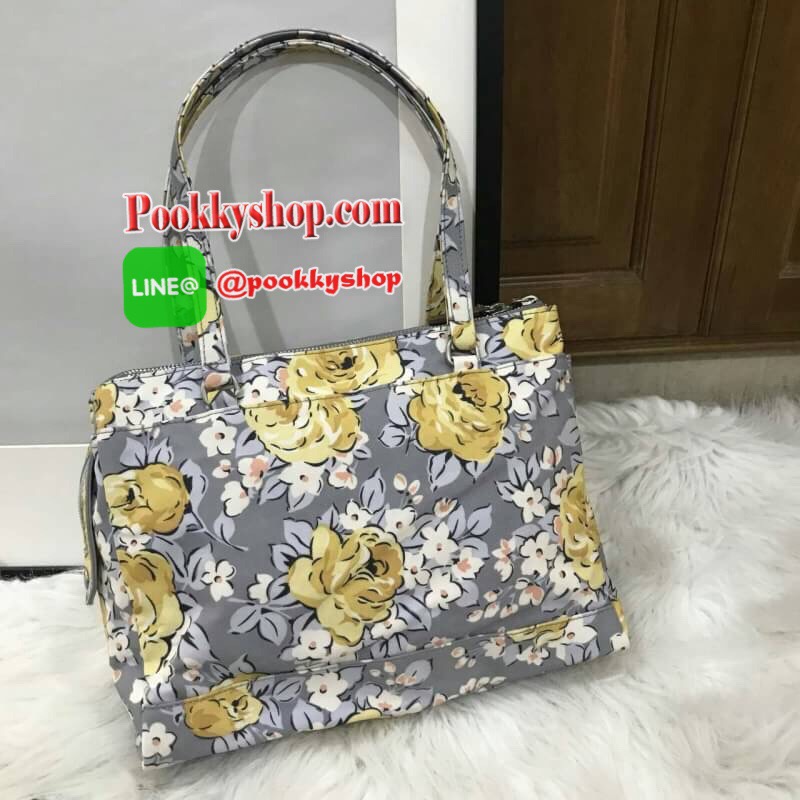 Cath kidston multi pocket tote bag มองหากระเป๋าสะพายไหล่อยู่ไหมคะ ใบนี้ตอบโจทย์เลยค่ะ ขนาดกำลังดี สะพายไหล่ได้พอดีไม่รั้งแขน แถมมีหลายช่อง มีซิปมิดชิด นับว่าเป็นใบที่สะดวกในการใช้งานมากๆค่ะ ช่องหลักบุผ้าลายเดียวกับด้านนอกอย่างดีค่ะ สามารถใส่ไอแพด และสมุดโ