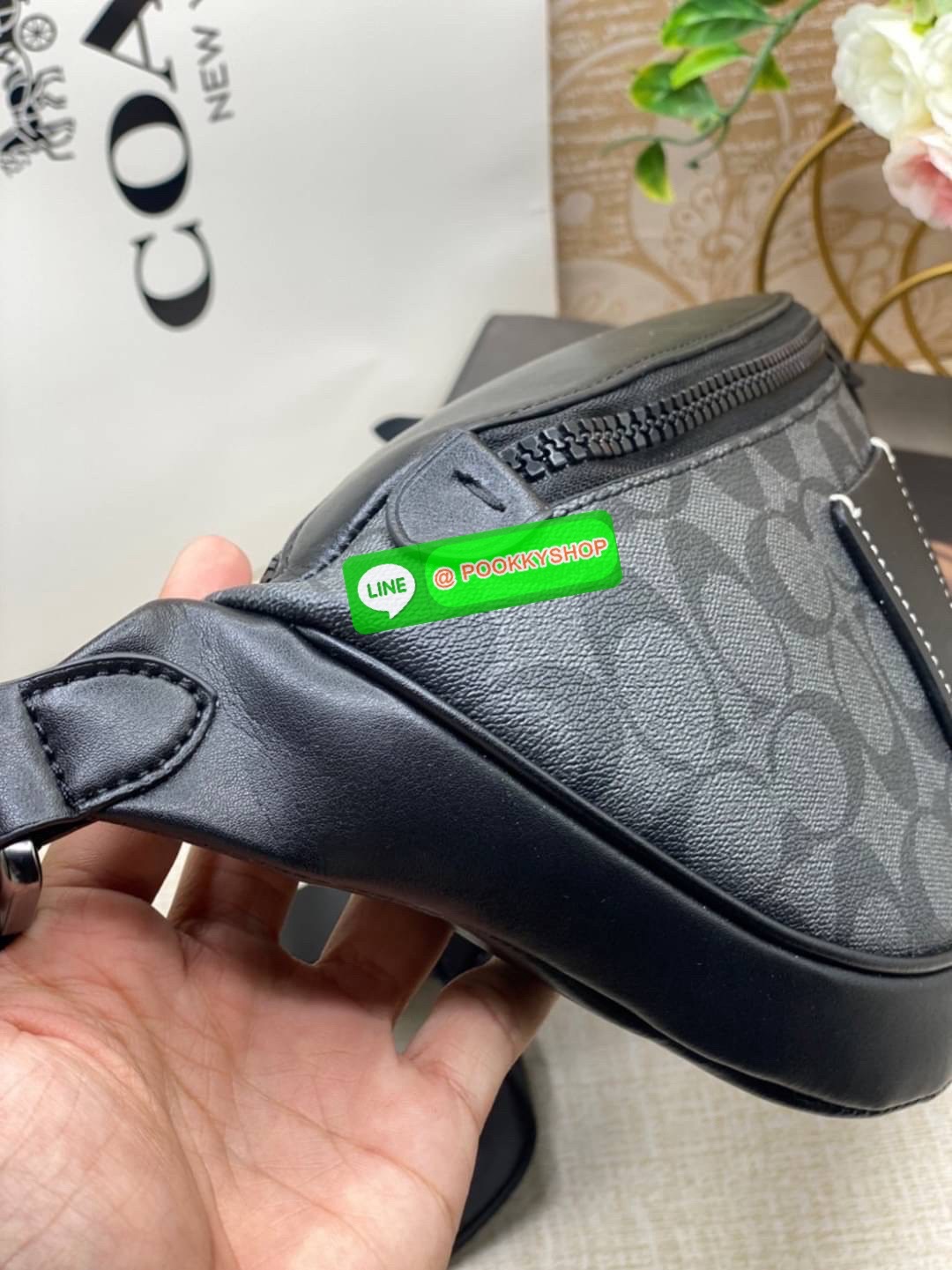 Coach 40345 Rivington Belt Bag In Signature Canvas สายแฟต้องร้องว้าว “ลายมีอยู่ทั่วไป…แต่ลายที่มี C อยู่ด้วย ใครเห็นก็รู้ว่า ‘เท่แบบ Coach’” Coach Charter Belt Bag ลาย C สุดเก๋ ทรงโค้งครึ่งวงรี คาดอกได้เท่ คาดเอวก็เก๋ ใครใส่ก็หล่อดูดี มีเอกลักษณ์เฉพาะตัว!