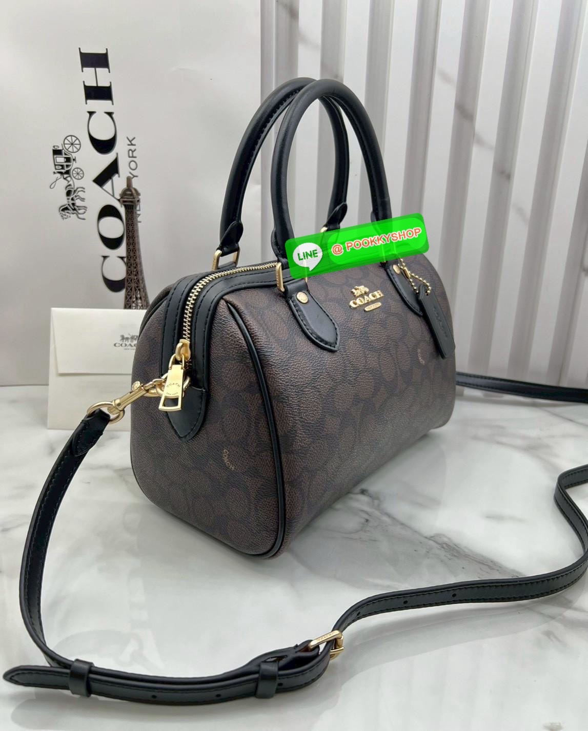 COACH ROWAN SATCHEL IN SIGNATURE CANVAS จุดเด่นของกระเป๋าทรงsatchel bag คือรูปทรงของกระเป๋าดูแข็งแรง มั่นคง ไม่เสียทรงง่าย มาพร้อมหูหิ้วที่ด้านบนของกระเป๋า ลายแคนวาสที่เป็นซิกเนเจอร์แบบเอกลักษณ์ ช่องใช้งานทุ้งภายในและภายนอก นอกจากนี้ กระเป๋าประเภทนี้ยังมี