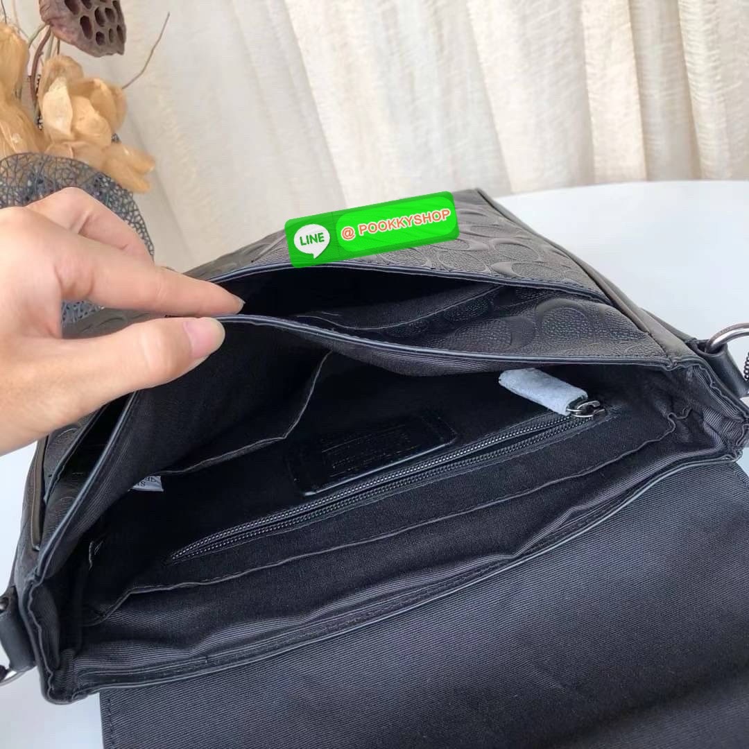 Coach F73339 F73340 – Hudson Crossbody Bag in Signature Embossed Leather “จะวันทำงานหรือวันสบาย ๆ แค่สะพายใบนี้…ก็เหมือนใส่ความเท่ติดตัวไว้แล้ว” Coach Hudson Crossbody F73340 กระเป๋าหนังแท้ลาย C ปั๊มลึก ทรงเหลี่ยมเรียบหรู โทนดำทั้งใบ เหมาะกับผู้ชายที่อยาก