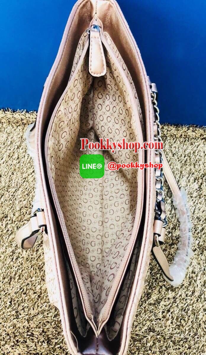 New Rare item !!! GUESS LOS ANGELES TOTE BAG พร้อมส่ง สินค้าหายากค่ะ !!! กระเป๋าถือทรง Tote วัสดุหนังนิ่มมือมากค่ะ ตัวกระเป๋าพิมพ์ลาย signature brand ทั้งใบ เพิ่มความหรูด้วยอะไหล่โซ่มาให้ที่ด้านหน้า ปากกระเป๋ากว้าง ภายในกระเป๋าแบ่ง3ช่องใหญ่ แต่ละช่องกว้าง