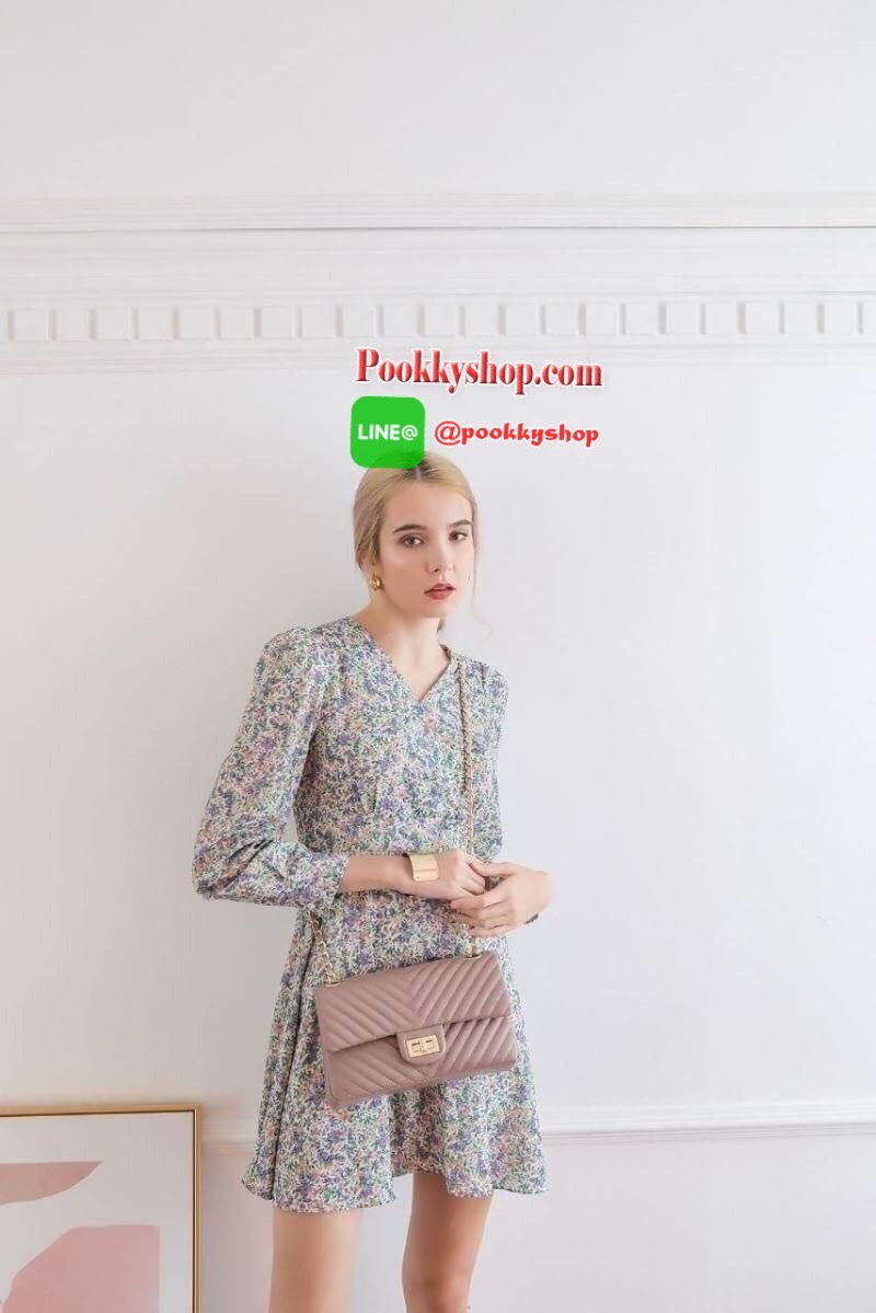 มาเพิ่มละค่า งาน Best Seller พร้อมสีใหม่สวยๆ มาให้เลือกเพิ่มอีก 2 สี !! KEEP รุ่น shoulder chevron chain handbag สวย หรู มากๆ เลยน๊า กระเป๋าอยู่ทรง หนังตัวใหม่ Microfiber สวย ทนกว่าเดิม ตัวกระเป๋าเย็บประณีต สายโซ่ปรับ สั้น ยาวได้คะ ภายในสีแดง มีช่องใส่ของ