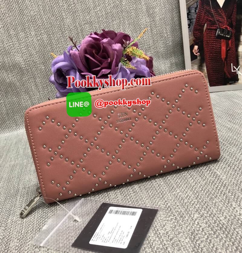 New arrival. LYN ALESSIA LONG WALLET BAG พร้อมส่งรุ่นใหม่ล่าสุดปี 2018 ค่ะ!!! กระเป๋าสตางค์ใบยาวซิปรอบ ตัวกระเป๋าปักหมุดกลมทรงข้าวหลามตัด เก๋มากๆค่ะ เปิดปิดกระเป๋าแบบซิป ภายในแบ่งสามช่อง มีช่องซิปกลาง ช่องหน้าหลังใส่ธนบัตร มือถือพวก iphon ได้ และช่องเสียบ
