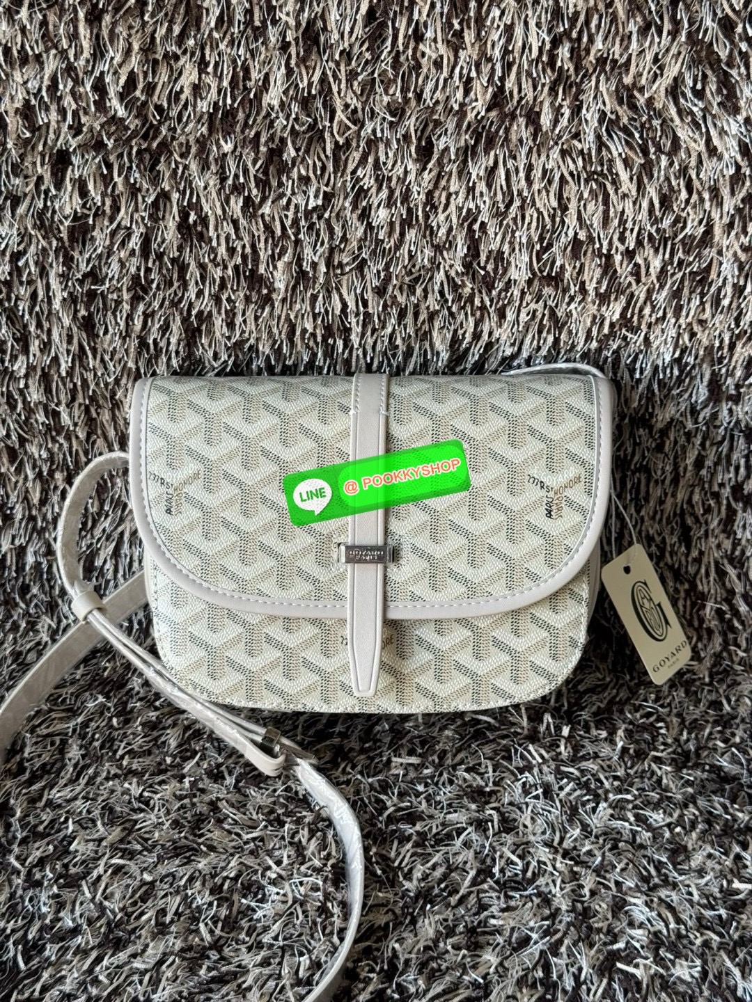 Goyard belvedere pm แบรนด์ดังจากฝรั่งเศส เรัยบหรูแต่ดูสง่า สะดุดตาด้วยลายเฉพาะตัว วัสดุที่นำมาตัดเย็บกระเป๋าเป็นวัสดุผ้าใบ Canvas ที่มีชื่อเรียกว่า “Goyardine” ซึ่งเป็นผ้าใบที่เป็นการผสมผสานระหว่างผ้าฝ้าย (Cotton), ผ้าลินิน (Linen) และ ผ้าป่าน (Hemp) ทำกา