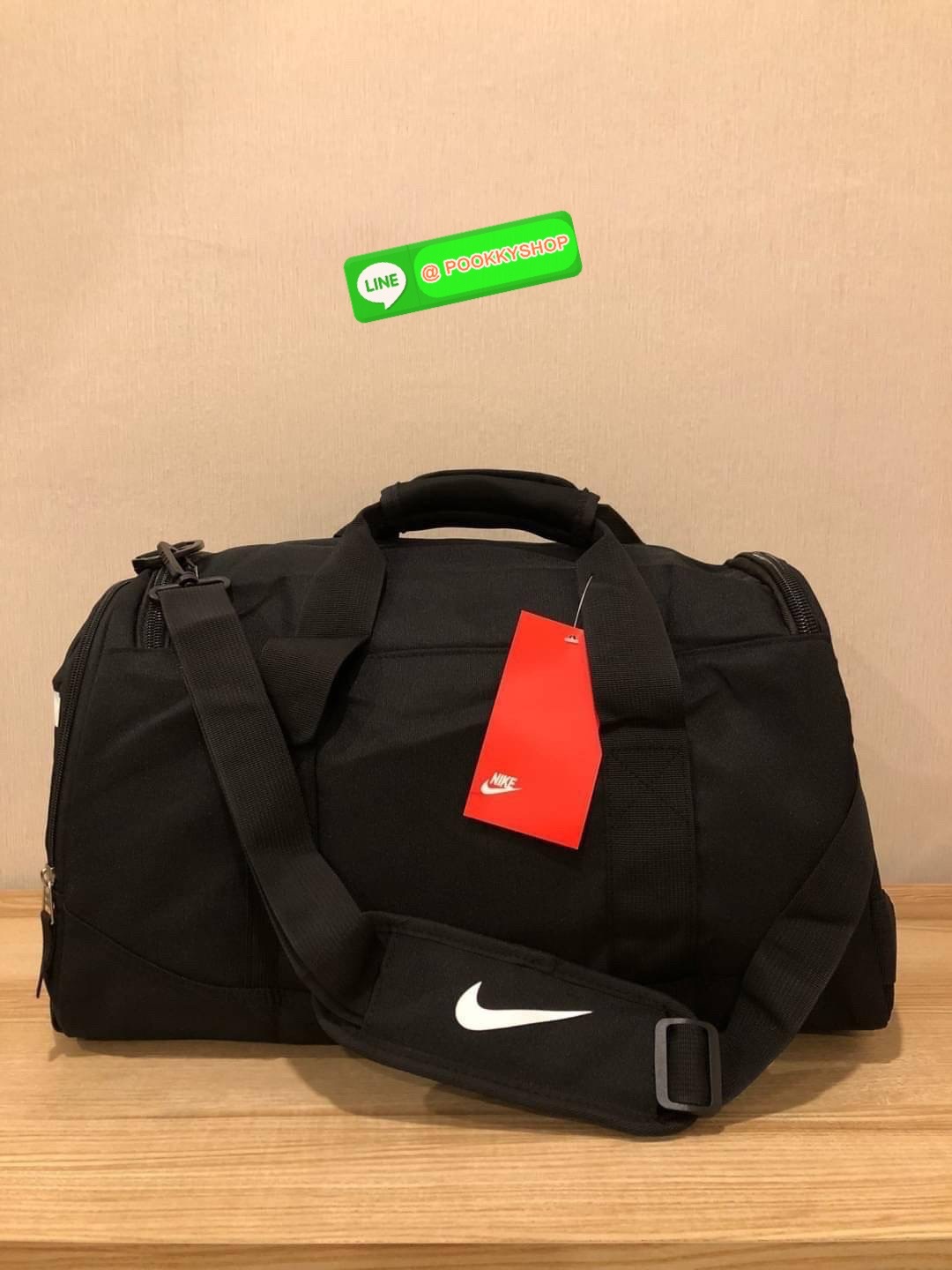 NIKE GYM BAG กระเป๋ายิมและกระเป๋าเดินทางสารพัดช่องที่มีพื้นที่ให้คุณเก็บของมากมาย ไม่ว่าจะช่องซิปคู่หลักที่กว้างใหญ่ สำหรับใส่เสื้อผ้าเดินทางได้หลายชุด ปลอดภัย ช่องรองเท้าแยก และช่องใส่ของด้านในสำหรับเก็บของมีค่า สายคล้องไหล่คู่และสายสะพายไหล่ถอดเก็บได้สา