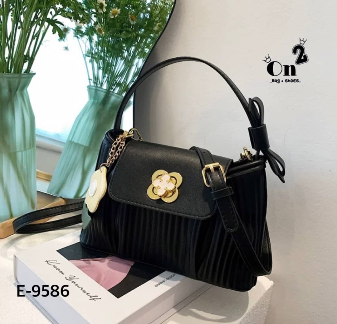 กระเป๋าสไตล์เกาหลีมาใหม่ หนังพลีทเล็กเย็บจีบด้านหน้า อะไหล่เปิดปิดรูปดอกไม้ มาพร้อมพวงกุญแจ+สายสะพายยาว