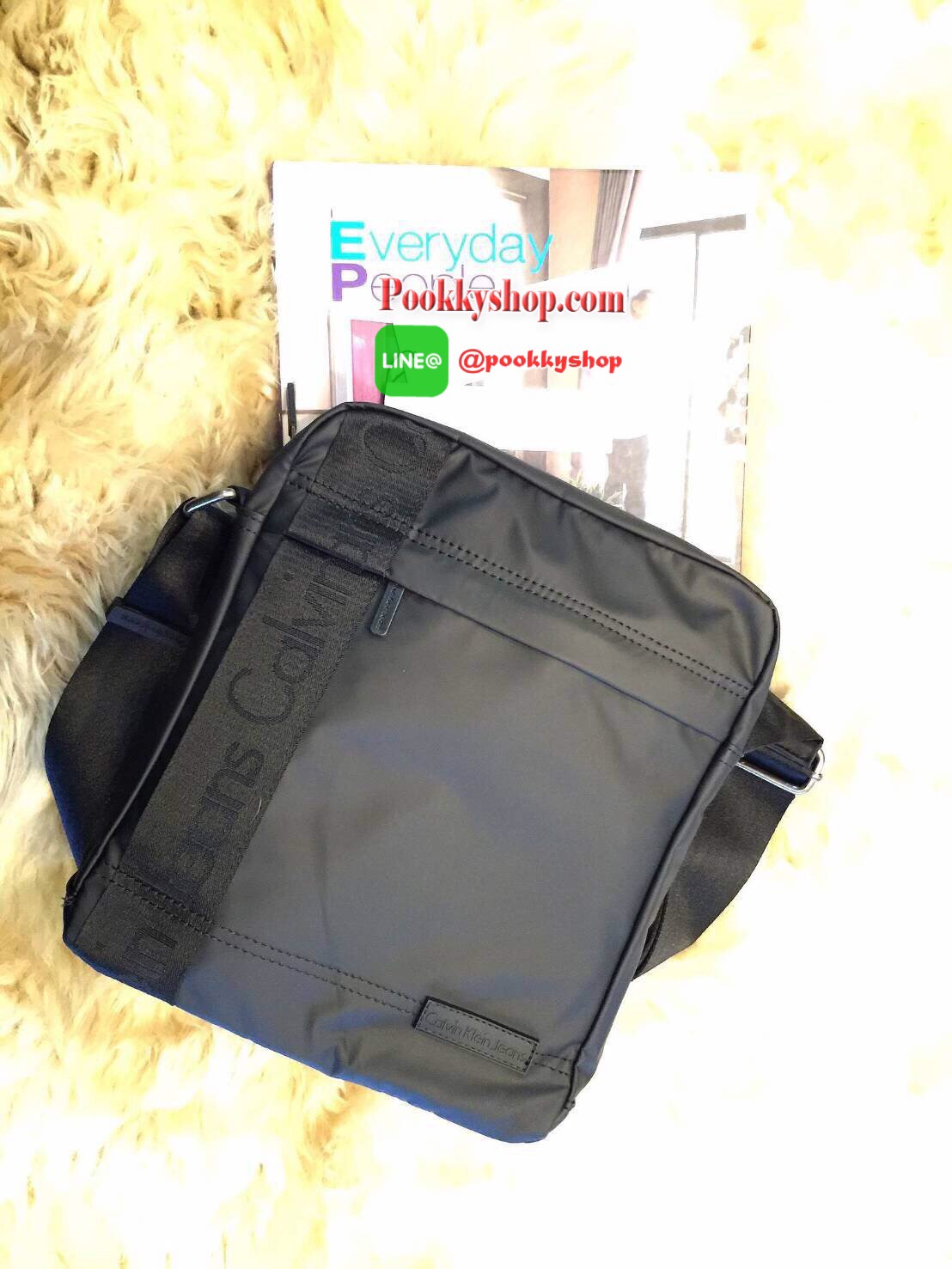 Restock! "CALVIN KLEIN" JEANS CROSSBODY BAG (Size L) กระเป๋าสะพายรุ่น Limited Edition จาก Calvin Klein Jeans วัสดุ Nylon + Polyester 100% คุณภาพดีเนื้อนิ่มน้ำหนักเบา กันน้ำ ด้านหน้ามีโลโก้ Calvin Klein Jeans พร้อมช่องซิป1ช่อง เปิดปิดด้วยซิปสะดวก