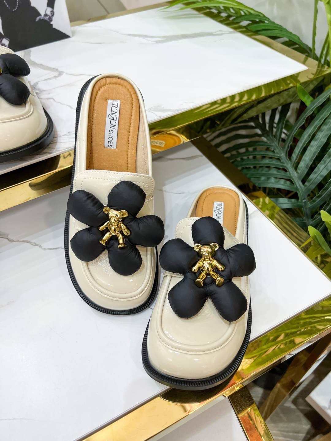 รองเท้าเกาหลีเกาใจน่ารักไม่ไหวรุ่นนี้ เป็นทรงปิดหน้าด้านหน้ามีแต่งดอกไม้ใหญ่ประดับติดด้วยน้องหมีสีทองดีมาก ด้วยรองเท้าเป็นหนังเปิดหลังสวมใส่ง่าย คู่นี้แมทช์กับชุดไหนก็เริ่ดไม่ซ้ำใครแน่นอนค่ะ