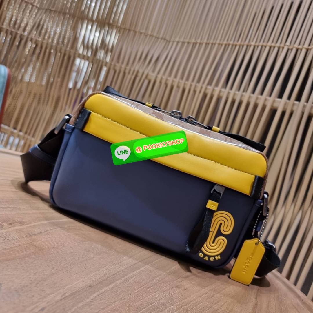 COACH 2373 EDGE CROSSBODY ความเท่ never die!! กระเป๋าครอสบอดี้ทรงยอดฮิต ที่หนุ่มๆไม่ควรพลาด รูปทรงดีไซน์คลาสสิค ใช้งานง่าย วัสดุหนังแท้สลับแคนวาส โดดเด่นด้วยลูกเล่นโทนสี ตัวกระเป๋ามีซิปหลัก และซิปด้านหน้า พร้อมช่องแยกด้านหลัง ใส่ของไปเลยเน้นๆ ใส่โทรศัพท์ม