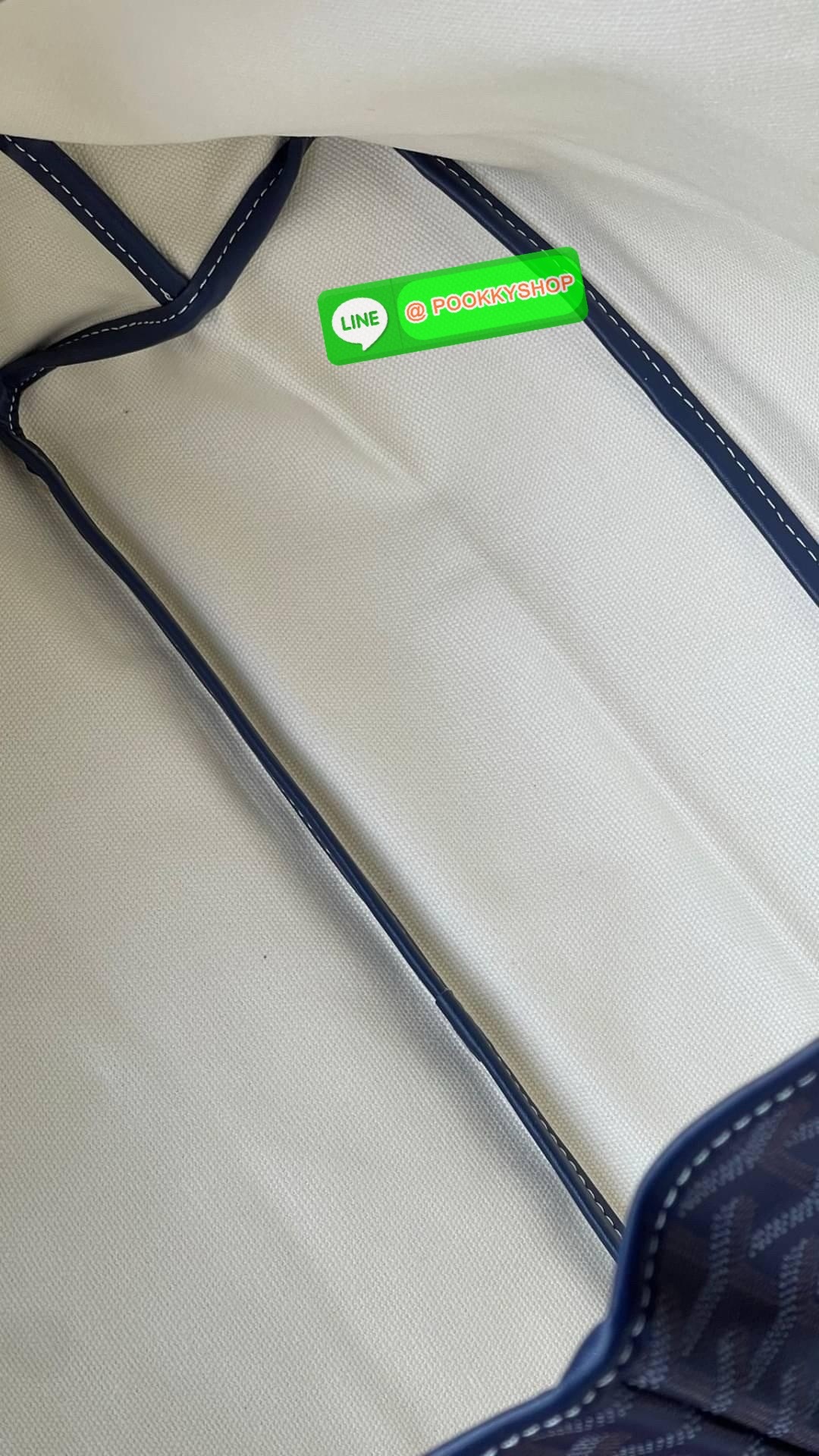 GM SIZE Goyard Saint Louis Claire-Voie GM Bag กระเป๋า Saint Louis GM มาในรุ่นลิมิเต็ดอิดิชั่นในผ้าใบ Goyardine Claire-Voie Grege สุดพิเศษใหม่ ผ้าใบเคลือบด้านในและสามเหลี่ยมด้านนอกที่โดดเด่นเป็นสีเดียวกันซึ่งสร้างภาพลวงตาที่สามารถมองเห็นผ่านกระเป๋าได้ กระเ