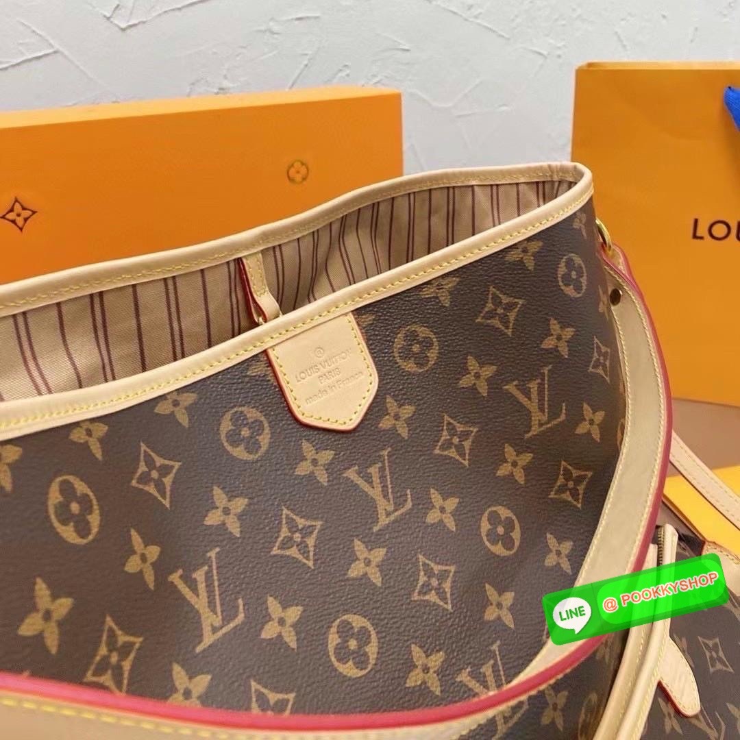 🕊️ พร้อมส่ง | LV Delight Tote Bag กระเป๋าทรงโท้ทใบใหญ่ ขนาดจุได้แบบล้นๆ มาพร้อมใบเล็กเข้าเซ็ทพิเศษที่สุด!! สมใจใครที่มองหากระเป๋าใบโปรด มีตะขอเกี่ยวที่ปากกระเป๋า และยังมาพร้อมสายสะพาย 2 แบบ คล้องไหล่ สะพายข้างลุยๆ เก๋ๆ ก็ตอบโจทย์ทั้งหมด ภายในโล่งก