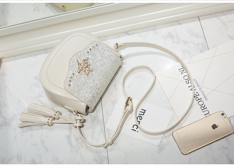 AXIXI กระเป๋าแฟชั่นสตรี รุ่น Tree Pearl สีขาว Off White กระเป๋าสะพายแฟชั่นทรง Saddle สุดน่ารัก เพิ่มความโดดเด่นให้กระเป๋าด้วย Daimond Dust สุดหรูหรา เพิ่มดีเทลให้กับกระเป๋าด้วยอุปกรณ์แต่งกระเป๋าลายต้นไม้สีทองประดับด้วยมุขดูสวยงาม ตัวกระเป๋าผลิตจากหนัง PU