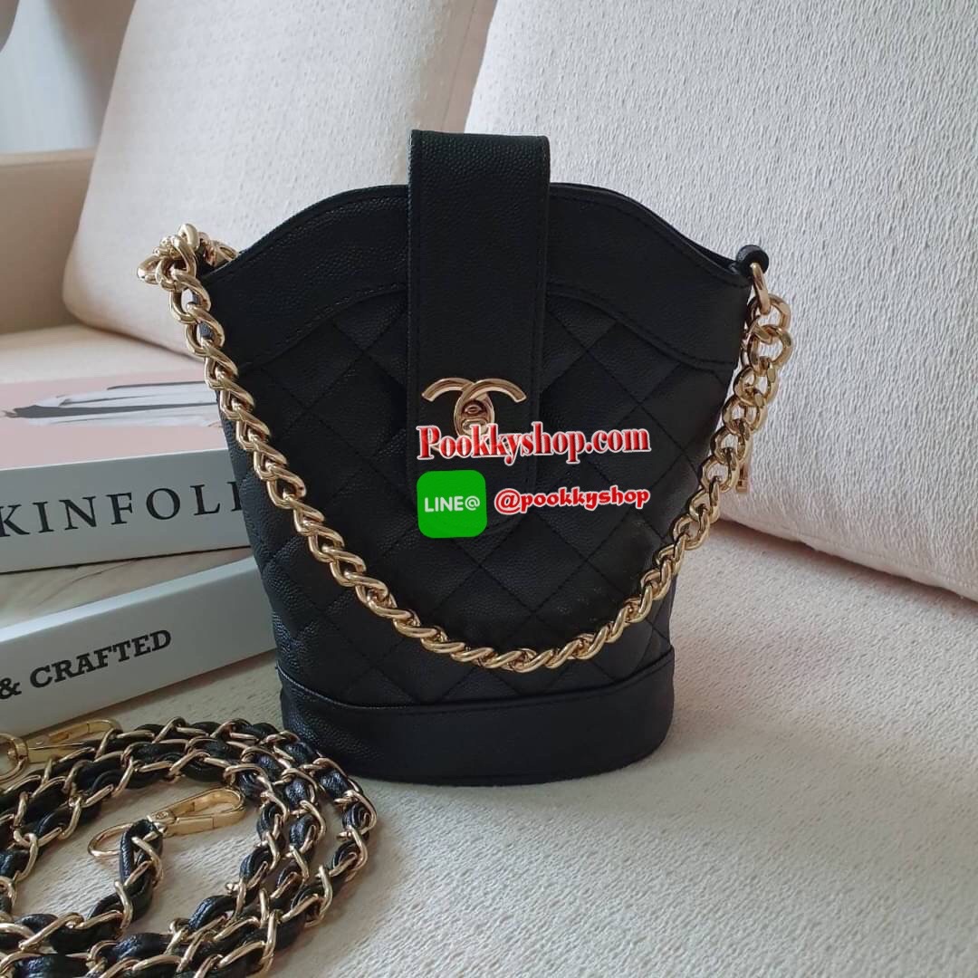 CHANEL VIP GIFT CROSSBODY BAG งาน CHANEL VIP GIFT ของแท้ 100% จากเคาเตอร์แบรนด์ CHANEL ทรงสวย ขนาดกำลังดี วัสดุหนัง CAVIER PU เปิดปิดด้วยกระดุมหน้าแบบบิดปลอดภัยหายห่วง ด้านในมีซิปอีกชั้น อะไหล่ทอง หัวซิปปั้มแบรนด์ ด้านในใส่โทรศัพท์ได้ทุกรุ่น พร้อมของจุกจิ
