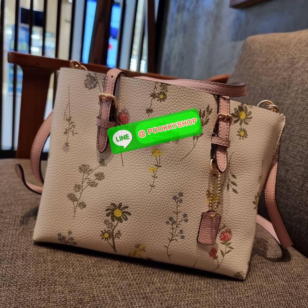 COACH C4084 MOLLIE TOTE 25 WITH SPACED WILDFLOWER PRINT ดีไซน์ใหม่ล่าสุด กระเป๋าโท้ทไซส์เล็กที่สาวๆต่างก็ต้องปักใจรัก รอบนี้น้องถูกเติมแต่งลวดลายดอกไม้ เพิ่มดีเทลความน่าใช้ไปอีก วัสดุหนัง pepble เรียบหรูดูดีม้าก!! ภายในโล่งกว้าง มีช่องซิปกลางใส่ของได้ ขนา