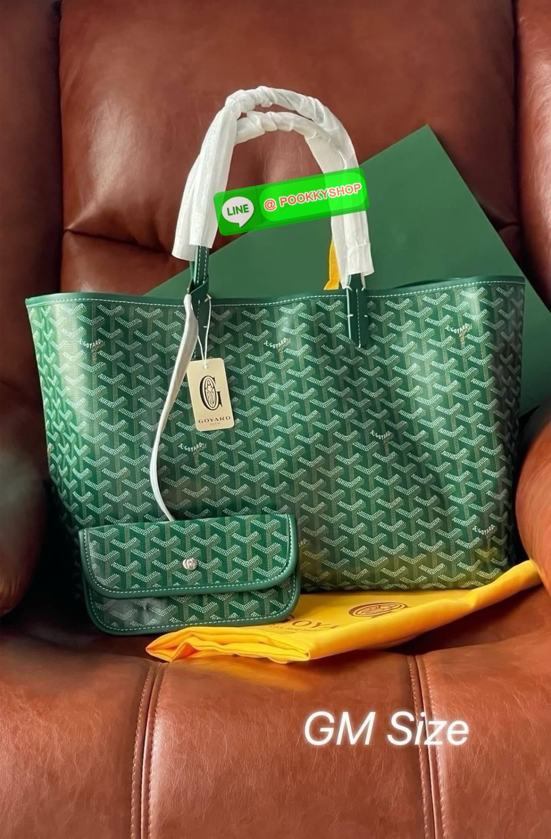 GM SIZE Goyard Saint Louis Claire-Voie GM Bag กระเป๋า Saint Louis GM มาในรุ่นลิมิเต็ดอิดิชั่นในผ้าใบ Goyardine Claire-Voie Grege สุดพิเศษใหม่ ผ้าใบเคลือบด้านในและสามเหลี่ยมด้านนอกที่โดดเด่นเป็นสีเดียวกันซึ่งสร้างภาพลวงตาที่สามารถมองเห็นผ่านกระเป๋าได้ กระเ
