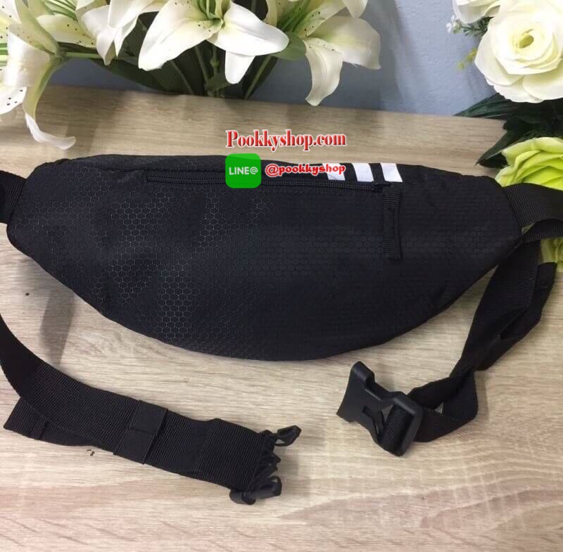 พร้อมส่ง ..... Adidas Originals National Waist Pack Factory กระเป๋าคาดอกและเอว เป็นอีกรุ่นที่ได้รับความนิยมเป็นอย่างมาก ด้วยแบบและดีไซน์ขนาดที่พอเหมาะ ใช้ได้ทุกเพศทุกสไตล์ กระเป๋าทำจากผ้าไนลอนลื่น น้ำหนักเบา ขนาดกำลังดี ดีจุของได้เยอะคะ เปิด-ปิดด้วยซิป ด้