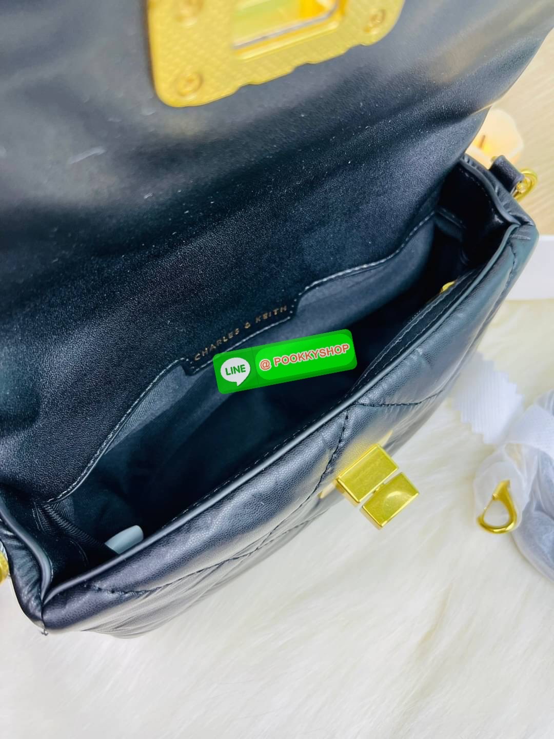 Charles & Keith Puffy Metallic Turn-Lock Crossbody Bag กระเป๋าใบมินิสีสันสดใส สะพายได้หลายแบบ เพิ่มความสดใสให้กับลุคของคุณด้วยกระเป๋าสะพายข้างทรงคลาสสิก มีสายคล้องแขนถอดสายได้ เปิดปิดแบบตัวหมุนล็อก ใส่ iPhone pro max ได้พร้อมกระเป๋าเงินใบเล็ก กุญแจรถ เป็น