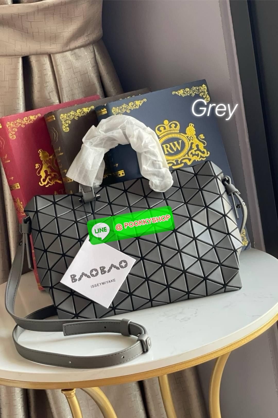 *Small BAO BAO ISSEY MIYAKE TONNEAU เป็น ซีรีย์ที่มีเอกลักษณ์เฉพาะตัว ด้วยแผ่นสามเหลี่ยมที่มีสัญลักษณ์เท่ากันทุกด้าน และยังผสมผสานงานดีไซน์ อันสง่างามเท่ากับฟังก์ชั่น การใช้งานสุดพิเศษ โดยมีจุดเด่นที่ซิปด้านบน สำหรับเปิดปิดและมีสายสะพายไหล่ ที่สามารถถอดออ