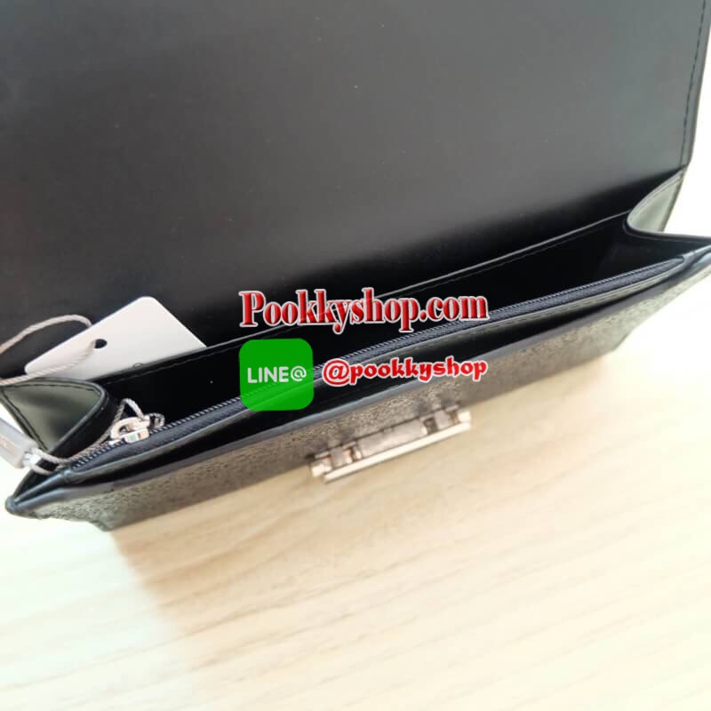 Charles & Keith Push-Lock Long Wallet พร้อมส่งทั้ง 8 สี!! กระเป๋าสตางค์ใบยาว สามารถใช้งานได้ทั้งด้านหน้าและด้านหลัง ด้านหน้าเปิด - ปิดด้วยตัวกดล็อคทั้ง 2 ฝั่งพร้อมกัน ภายในมีช่องซิปและช่องใส่ธนบัตร ด้านหลังเปิด - ปิดด้วยกระดุม ภายในมีช่องใส่บัตรหลายช่องแล