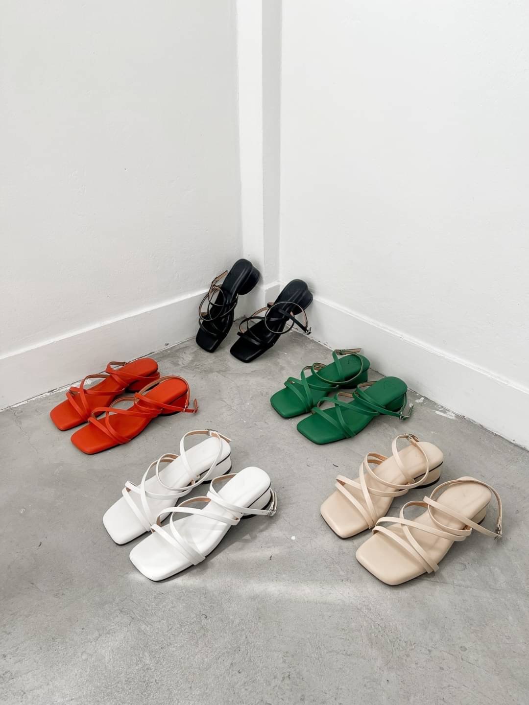 รองเท้าส้นสูงกำลังดี 1.5 นิ้ว ใส่เดินไม่เมื่อย มีสายรัดข้อ ใส่ได้หลายโอกาส พื้นปูฟองน้ำหนาพิเศษ นุ่มมากๆ สายรัดข้อเป็นตะขอเกี่ยว ใส่ง่ายค่า