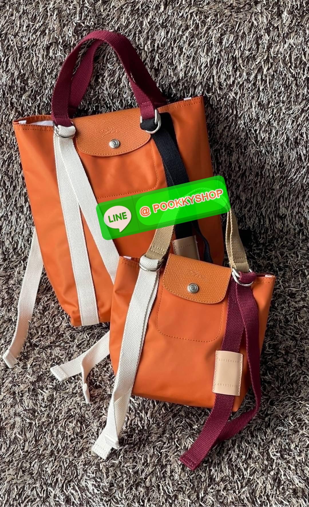 💕LONGCHAMP LE PLIAGE RE-PLAY Tote bag S เป็นอีกรุ่นที่น่าสนใจในการออกแบบ กระเป๋าโท้ทแนวตั้งที่กว้างขวางมีน้ำหนักเบา ใช้งานได้จริง ปิดด้วยกระดุมแป๊กและสามารถถือด้วยมือ สะพายไหล่ และสะพายข้างลำตัว Le Pliage Re-Play เวอร์ชันใหม่นี้ยังคงเติมชีวิตชีวา