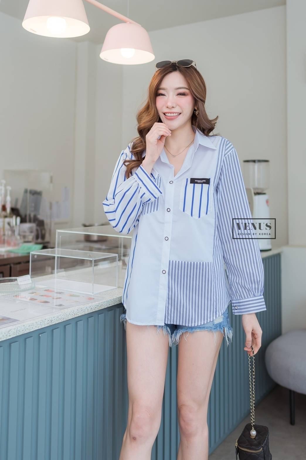 I'm Lady By Venus เสื้อเชิ๊ตสีพื้น แต่งแขนลายริ้ว แต่งกระเป๋า สลับลายกัน งานเก๋มากๆนะคะ เนื้อผ้าเชิ๊ตอย่างดีคะ แม๊ทกับกางเกงยีนขาสั้นก็สวยคะ