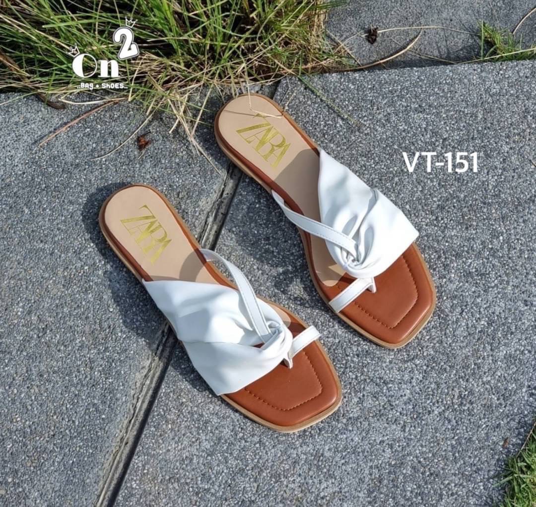 New in🦋🦋รองเท้าแตะ Zara แบบสวมนิ้วโป้งดีไซสน์หนังด้านข้างสวยเก๋มากๆค่ะ งานหนังPU เย็บอย่างดีพื้นเสริมนิ่ม ทนทานใส่สบายใส่ออกมาสวยค่ะ