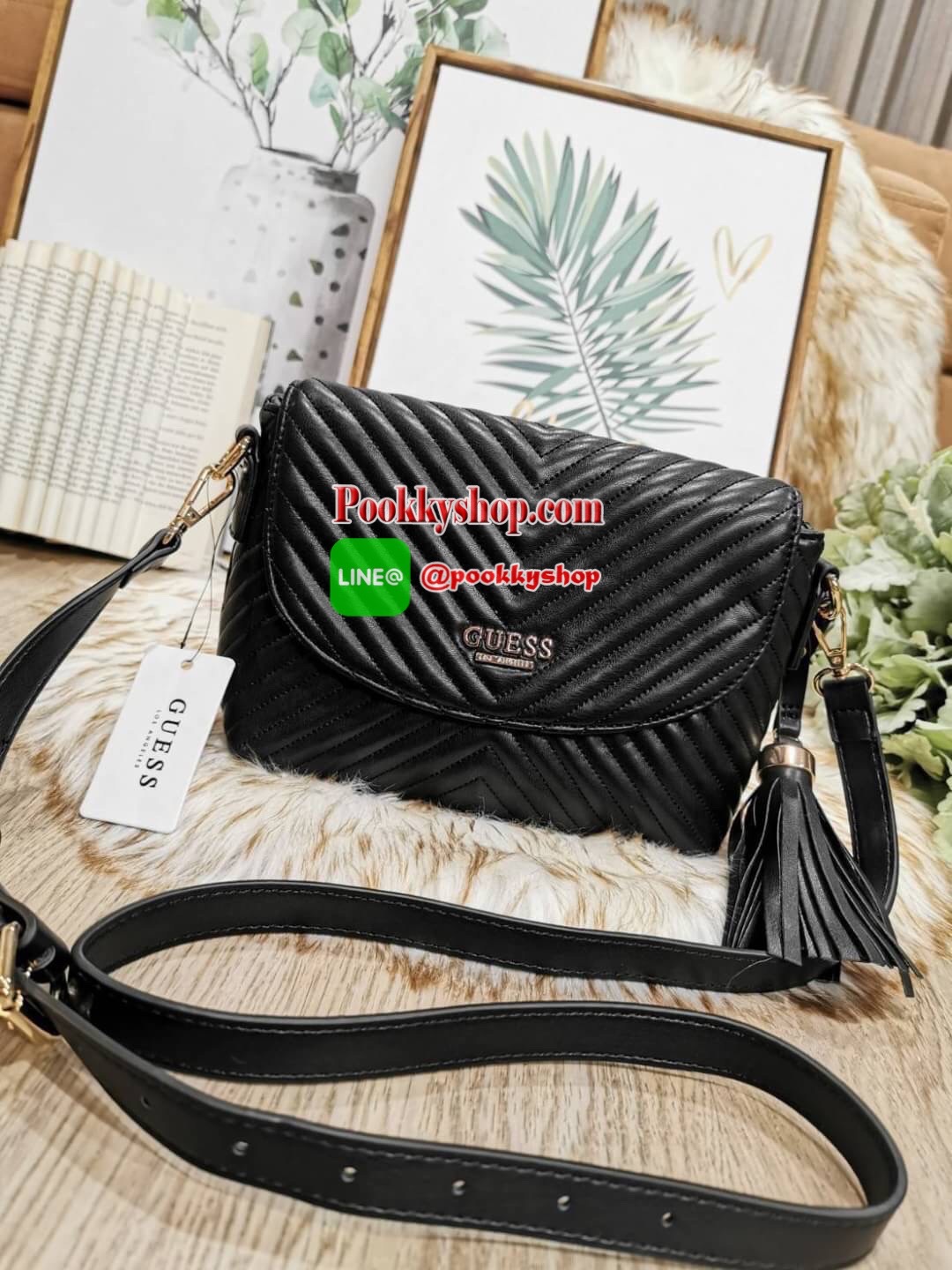 NEW! GUESS CROSSBODY BAG กระเป๋าสะพายรุ่นใหม่ล่าสุดดีไซน์คลาสสิควัสดุหนังนิ่มเดินเส้นลายตารางสวยอยู่ทรงด้านหน้าประดับโลโก้ GUESS เปิดปิดด้วยฝาปิดกระดุมแม่เหล็กประดับด้วยพู่หนัง ภายในมีโลโก้และช่องซิป กว้างและจุใส่กระเป๋าสตางค์ มือถือ ของจุกจิกได้เยอะ สายส