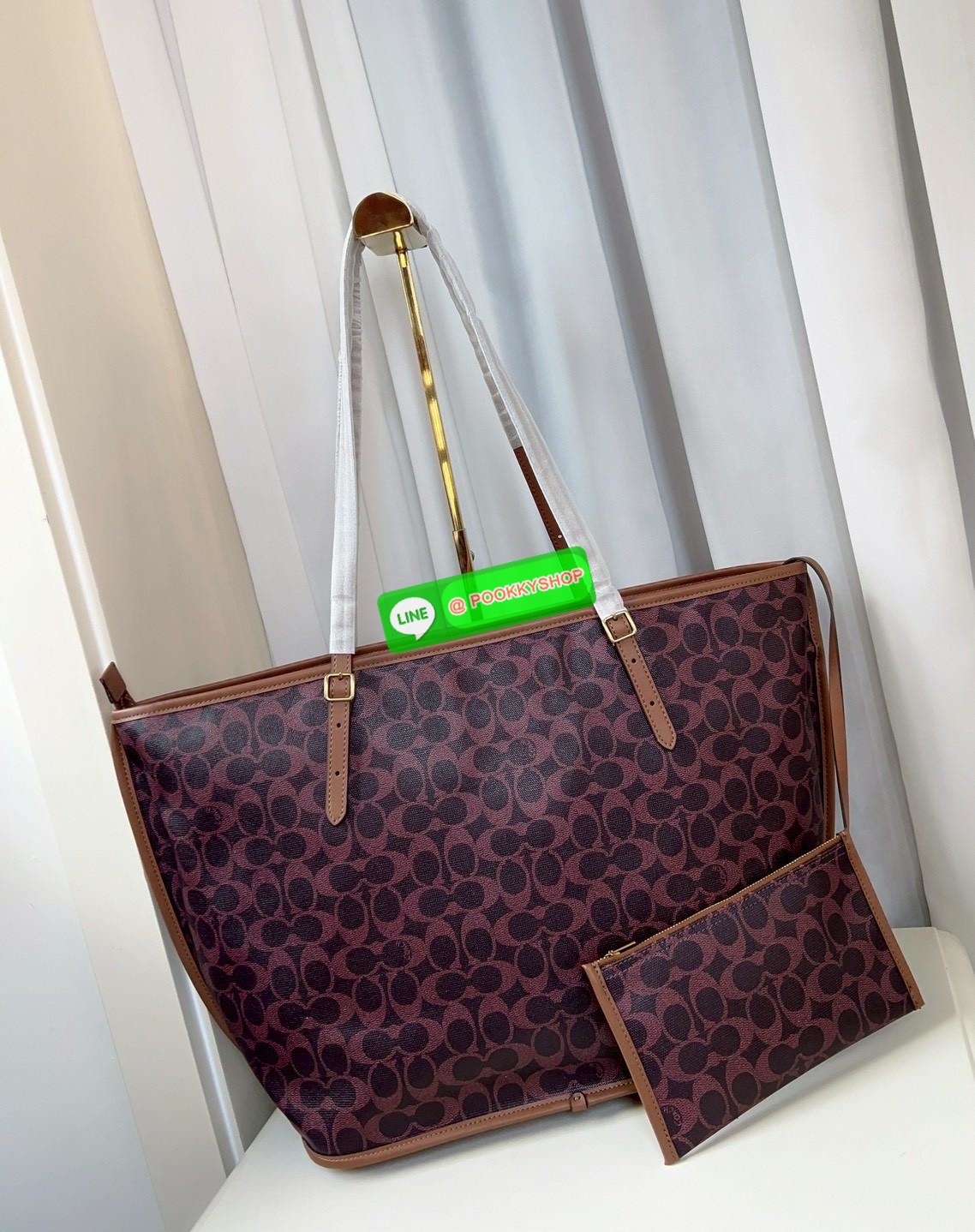 📸NEW ARRIVAL!🎉🎉 พร้อมสีใหม่ล่าสุด (อาจจะยังไม่มีในไทย) สาวๆที่ชอบใบใหญ่ใส่จุ รุ่นนี้คือคำตอบที่ดีที่สุดเลยค่าา👏 Coach Taxi Tote Bag In Signature Canvas 📌ฟรีน้องKitty สุดน่ารัก ตามรูปให้หนึ่งตัวค่า‼️