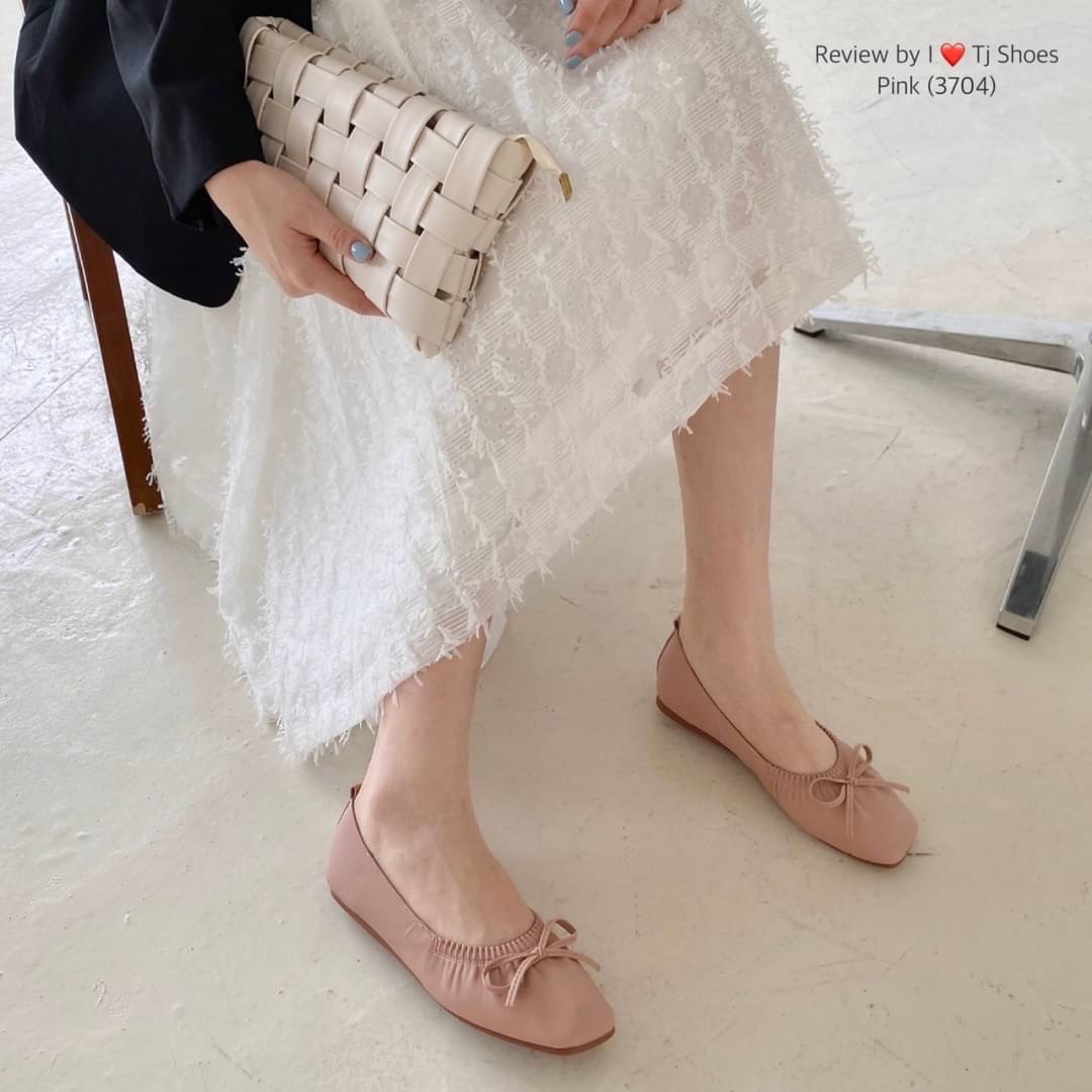 พร้อมส่งรองเท้าคัชชูนำเข้า ขายดีสุดๆ หนังรุ่นนี้คือดีนิ่มมาก ทรงสวย สวมใส่ง่าย แต่งด้วยโบว์น่ารักๆ ใส่ได้เรื่อยๆ ใส่สบาย ส้นยางอย่างดีบิดงอได้ช่วยลดแรงกระแทกเวลาเดินได้ดี แมทกับชุดง่าย ใส่กับอะไรก็น่ารักสุดๆ ควรมีไว้เป็นคู่โปรด ของจริงงานดีมากสวยมาก ตรงปก