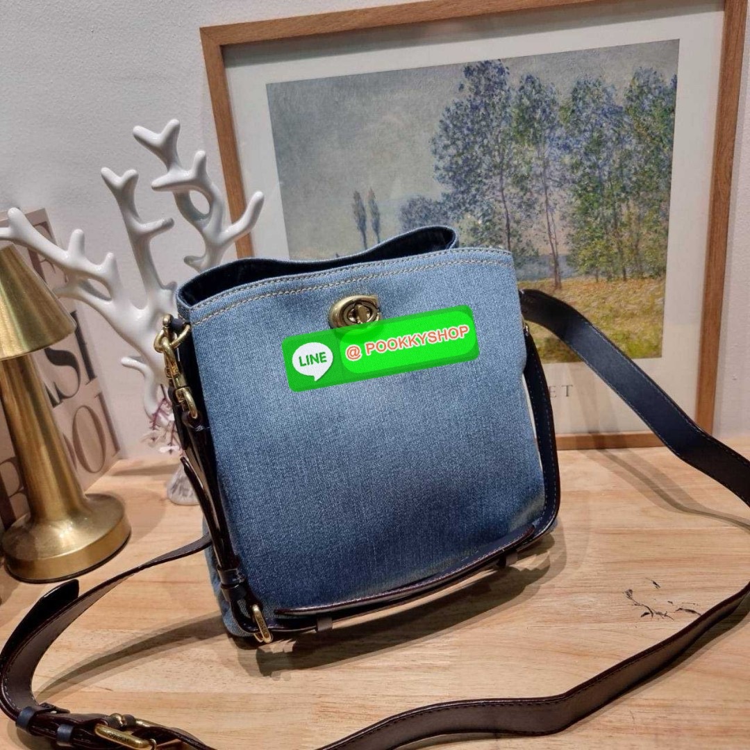 COACH CS241 WILLOW BUCKET BAG 🔆 Details ไอเท็มขายดี the best seller ที่สวยแบบมองไม่เลิก!! สวยแบบทำถึง!! กระเป๋าสะพายไหล่ทรงสวย ดีไซน์คลาสสิควินเทจ สีเดนิมดูโดดเด่น เปิดปิดด้วยตัวบิดล็อค และอีกฝั่งเป็นกระดุมแม่เหล็ก